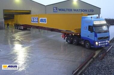 La grúa ABUS es transportada desde la empresa Walter Watson Ltd. a la empresa Autolaunch Ltd