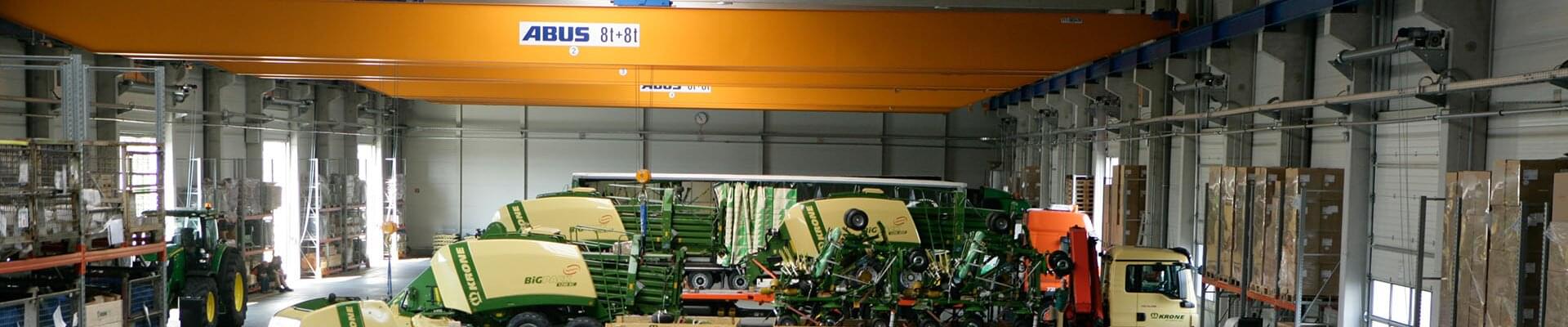 Grúa con capacidad de carga de 8 t y 8 t en nave de producción de tecnología de maquinaria agrícola en Alemania