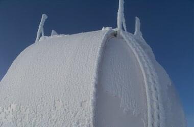 Cúpula de observación helada en la cima del monte Wendelstein 