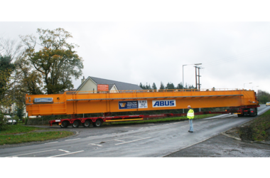 El puente grúa con una capacidad de carga de 150 t se transporta a Autolaunch Ltd. para su uso