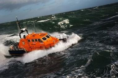 Bote salvavidas de la Royal National Lifeboat Institution en alta mar frente a las costas de Inglaterra