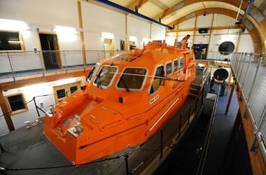 Construcción de un bote salvavidas para la Royal National Lifeboat Institution con ayuda de una grúa ABUS