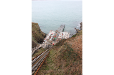 Vista de la estación de salvamento desde arriba, donde botan los barcos, en la costa de Inglaterra
