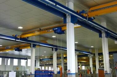 Tres grúas puente monorraíl ABUS en las modernas instalaciones de fabricación de CAPE