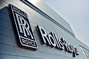 Logotipo de Rolls-Royce en el edificio de Polonia