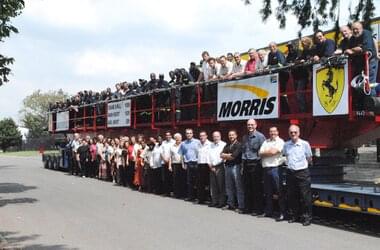 Empleados de Efficient Engineering delante/sobre una grúa ABUS/Morris recién entregada en Johannesburgo, Sudáfrica