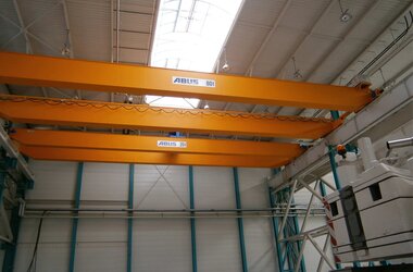 Grúas puente con una capacidad de carga de 20 t y 80 t cada una en la nave de producción de ENERCO en Francia