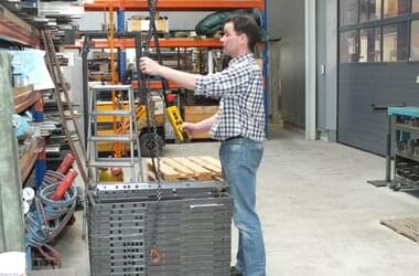 Gruista de la empresa Forthaus controla una grúa utilizada para levantar objetos pesados