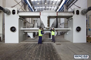 Ingenieros en construcción naval observando el componente de un buque de la empresa IBERCISA