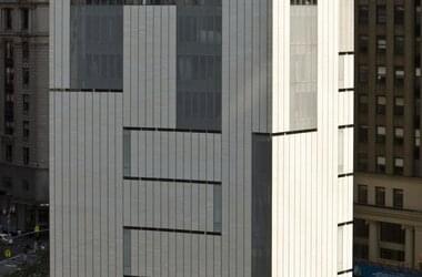 Moderno edificio con fachada de cristal de la empresa KFK Tehnika