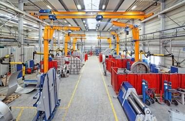 Nuevos grúas ABUS con más altura de elevación y espacio de trabajo en la empresa alemana