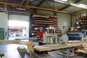 Un empleado trabaja con HB-System en la carpintería Lorenz de Alemania