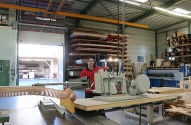 Un empleado trabaja con HB-System en la carpintería Lorenz de Alemania