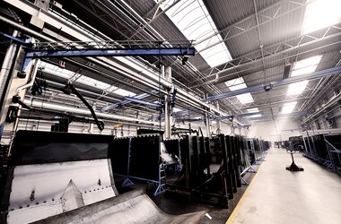 Plumas giratorias murales y grúas puente monorraíl en el lugar de trabajo en Zoeller Company