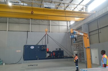 Grúa puente birraíl y grúa giratoria de columna en la nave principal de la empresa Sandvik en Zambia