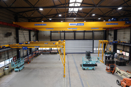Sistemas de grúas ABUS en una nave de producción para la manipulación de estructuras de acero en aplicaciones industriales.