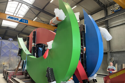 Los componentes de grandes dimensiones se desplazan y colocan con precisión en una nave industrial mediante una grúa ABUS.