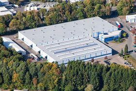 Vista aérea de las instalaciones de ABUS Kransysteme GmbH en Marienheide-Rodt con la nave de producción de grúas ligeras y el centro logístico