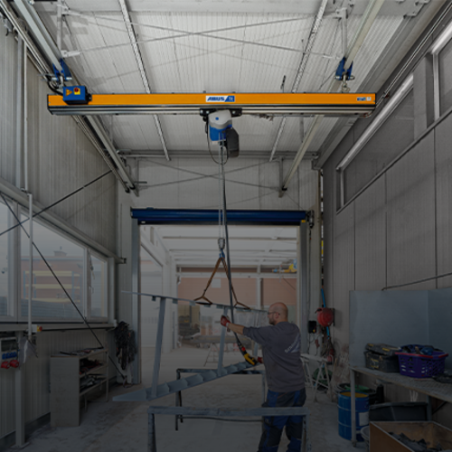 Grúa monorraíl ABUS EHB-I en una nave industrial, con una capacidad de carga de hasta 1,25 toneladas y una luz de hasta 10 metros.