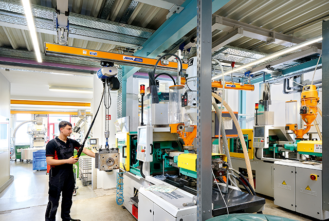 Polipasto de cadena ABUCompact GM2 en uso industrial en una planta de producción
