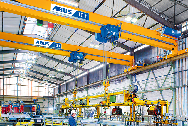 Grúas puente de una viga de ABUS en una nave industrial, con una capacidad de carga de hasta 16 t y una luz de hasta 39 m, para un flujo eficiente de materiales