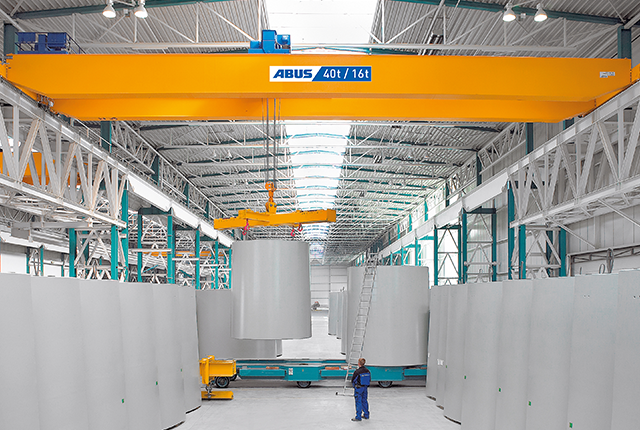 Grúa puente de dos vigas de ABUS en una nave industrial, con una capacidad de carga de hasta 120 t y una luz de hasta 42 m, para el transporte de cargas pesadas.
