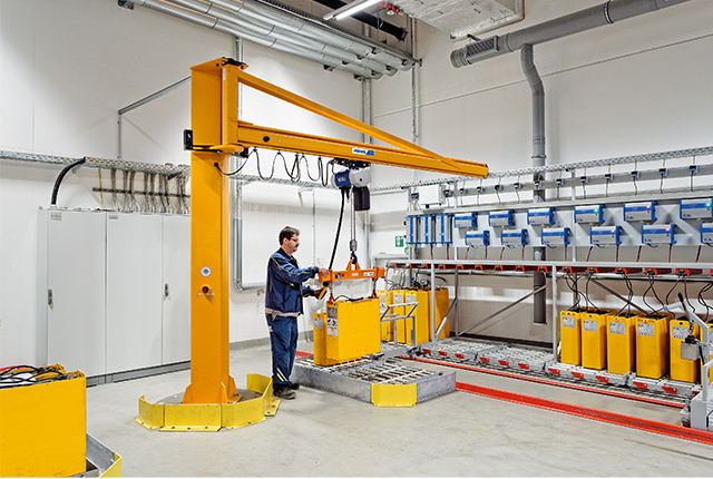 Grúa giratoria de columna ABUS LS para una manipulación ergonómica de materiales en el lugar de trabajo.