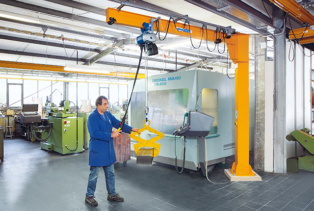 Grúa giratoria de columna ABUS LSX en una nave de producción.