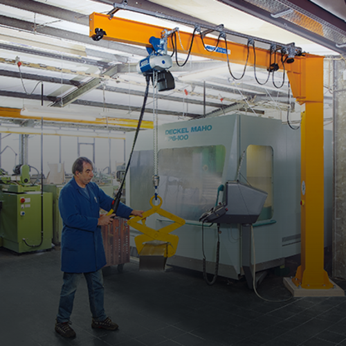 Grúa giratoria de columna ABUS LSX en una nave de producción.