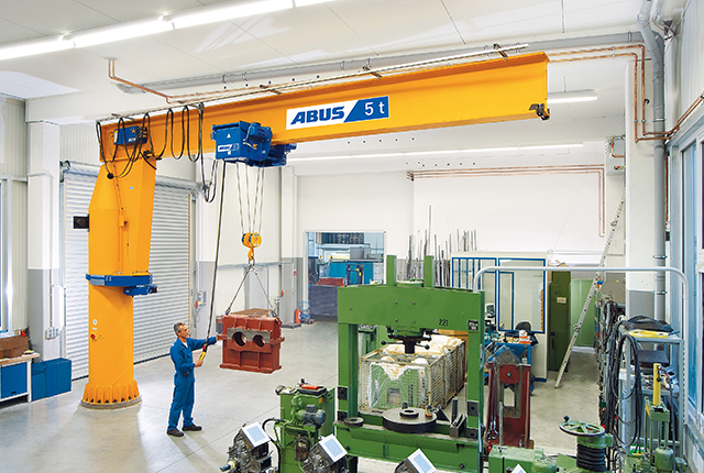 Grúa giratoria de columna ABUS VS en una nave de producción.