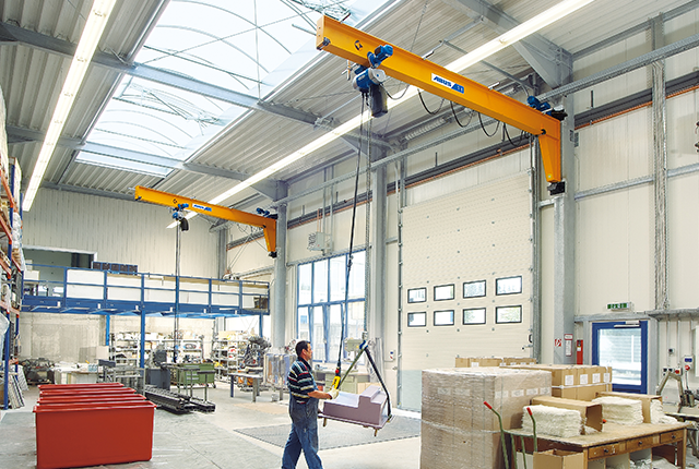 Grúa giratoria de pared ABUS VW en una nave de producción.